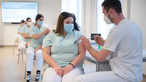 10 December 2020, Baden-Wuerttemberg, Stuttgart: Medical students in their practical year simulate a vaccination on nursing students at the Klinikum Stuttgart during a refresher course in the paediatrics and patient simulator at the Klinikum Stuttgart. Photo: Marijan Murat/dpa