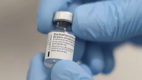 08 December 2020, Northern Ireland, Belfast: A person holds a phial of the Pfizer/BioNTech Covid-19 vaccine ahead of being administered at the Royal Victoria Hospital on the first day of the largest immunisation programme in the UK's history. Photo: Liam Mcburney/PA Wire/dpa