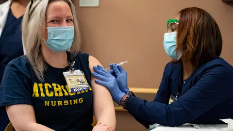 15 December 2020, US, Ann Arbor: Health care workers receive the Pfizer Inc./BioNTech COVID-19 vaccine at Michigan Medicine. Photo: Dominick Sokotoff/ZUMA Wire/dpa