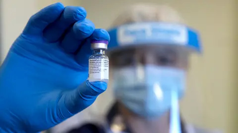 17 December 2020, England, Gloucester: An NHS worker hold a dose of the Pfizer vaccine at the Gloucestershire Vaccination Centre of Gloucestershire Royal Hospital. Photo: Chris Jackson/PA Wire/dpa