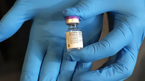 17 December 2020, England, Gloucester: An NHS worker hold a dose of the Pfizer vaccine at the Gloucestershire Vaccination Centre of Gloucestershire Royal Hospital. Photo: Chris Jackson/PA Wire/dpa