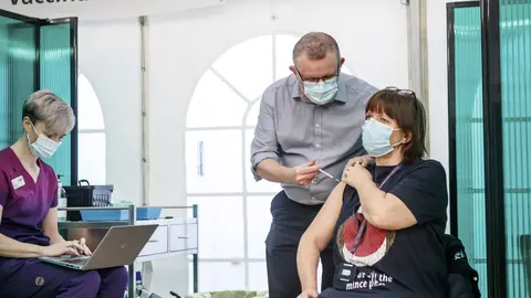 21 December 2020, England, York: Nurse practitioner York Medical Group Chris Pflueger (R) receives the Pfizer-BioNTech vaccine at a vaccination centre in York. Photo: Danny Lawson/PA Wire/dpa
