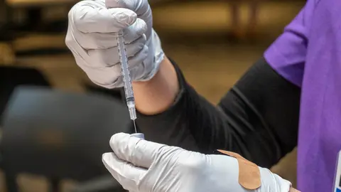 17 December 2020, US, Woodland Hills: A nurse prepares a coronavirus (COVID-19) vaccination at Kaiser Permanente Woodland Hills Medical Center. Photo: Hans Gutknecht/Orange County Register via ZUMA/dpa