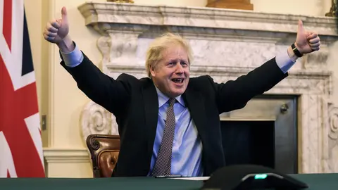 HANDOUT - 24 December 2020, England, London: British Prime Minister Boris Johnson gives a thumbs up during a video conference meeting with President of European Commission Ursula von der Leyen. Britain and the European Union have struck a historic post-Brexit trade deal just days before London was set to free-fall out of the bloc's tariff-free single market on January 1. Photo: Pippa Fowles/10 Downing Street/dpa - ATTENTION: editorial use only and only if the credit mentioned above is referenced in full