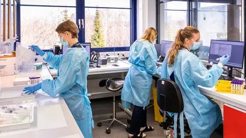 Lab workers managing-coronavirus tests in Helsinki. Photo: HUS/file photo.