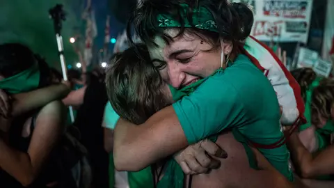 30 December 2020, Argentina, Buenos Aires: Pro-abortion activists react after lawmakers passed a bill that legalizes abortion, outside Congress. Photo: Matias Chiofalo/EUROPA PRESS/dpa