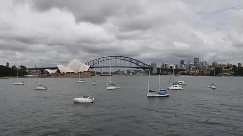 31 December 2020, Australia, Sydney: An empty Sydney Harbour foreshore is pictured from Mrs Macquaries Point before New Year’s Eve celebrations in Sydney. Sydneysiders were asked to stay home and watch the fireworks on television this year to due to the COVID-19 pandemic. Photo: Mick Tsikas/AAP/dpa