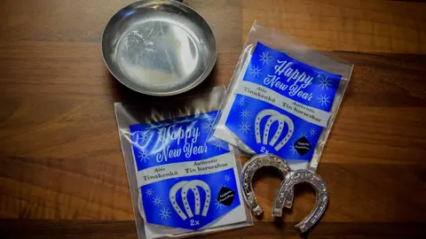 molybdomancy  horseshoe-new-year-tinanvalanta-tin-by-Pablo-Morilla