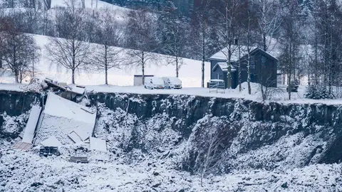 02 January 2021, Norway, Ask: A general view of the crataer formed after Wednesday's major landslide that caused an avalanche that destroyed several homes. More than a thousand people have been evacuated from the disaster scene while nine people are still missing. Photo: Haakon Mosvold Larsen/NTB/dpa