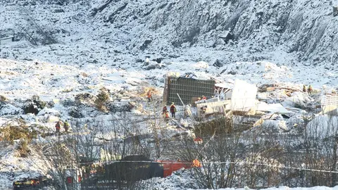 04 January 2021, Norway, Gjerdrum: Rescue workers search the rubble at the area hit by a landslide on Wednesday. Photo: Terje Pedersen//dpa