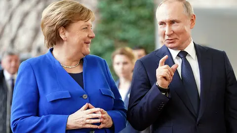 FILED - 19 January 2020, Berlin: German Chancellor Angela Merkel (L) receives Russian President Vladimir Putin, at the Federal Chancellery before the International conference on Libya. Putin held a phone conversation with Merkel about closer cooperation in combating the Coronavirus pandemic. Photo: Kay Nietfeld/dpa.