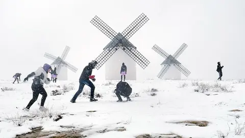 07 January 2021, Spain, Castilla-La Mancha: People play in the snow in Campo de Criptana town during heavy snowfall. Almost all of Spain on alert due to the risk of heavy snowfall in central and eastern Spain because of the Filomena storm. Photo: Rey Sotolongo/EUROPA PRESS/dpa