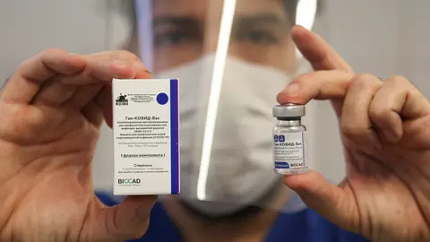 05 January 2021, Argentina, Rosario: A health worker shows one of the doses of the Russian Sputnik V vaccine against Coronavirus (COVID-19) in a public hospital in the city of Rosario, which will be administered to healthcare workers. Photo: Alan Monzon/ZUMA Wire/dpa