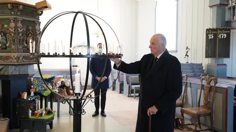 03 January 2021, Norway, Gjerdrum: King of Norway Harald V (R) lights candles in the church of Gjerdrum to remember the victims of the landslide in Ask. The death count from a landslide rose to five on Sunday, reported Norwegian rescue crews. Photo: Lise Aaserud/NTB/POOL/dpa