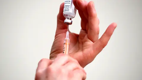 13 January 2021, England, Wenlock: An NHS staff member prepares a shot of the Oxford/AstraZeneca COVID-19 vaccine at the Lady Forester Community nursing home. Photo: Nick Potts/PA Wire/dpa