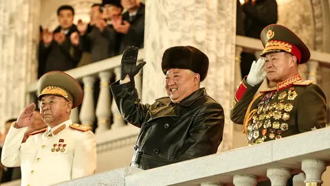 HANDOUT - 14 January 2021, North Korea, Pyongyang: A picture provided by the North Korean state news agency (KCNA) on 15 January 2021, shows North Korean leader Kim Jong-un (C) acknowledging the crowd during a military parade at Kim Il-sung Square, to celebrate the recently-concluded eighth congress of the North Korea's ruling Workers' Party. Photo: -/KCNA/dpa - ACHTUNG: Nur zur redaktionellen Verwendung im Zusammenhang mit der aktuellen Berichterstattung und nur mit vollständiger Nennung des vorstehenden Credits