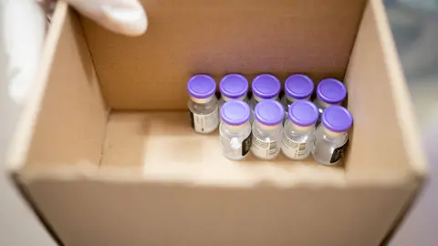 13 January 2021, Berlin: A nurse shows a box with the COVID-19 vaccine from Biontech/Pfizer at the Bethel Hospital. Photo: Kay Nietfeld/dpa