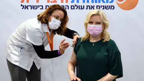 HANDOUT - 14 January 2021, Israel, Jerusalem: Sara Netanyahu, the wife of Israeli Prime Minister Benjamin Netanyahu receives the second dose of the anti-coronavirus vaccine at the Meuhedet HMO facility in the Jerusalem International Convention Center. Photo: Haim Zach/GPO/dpa - ATTENTION: editorial use only and only if the credit mentioned above is referenced in full