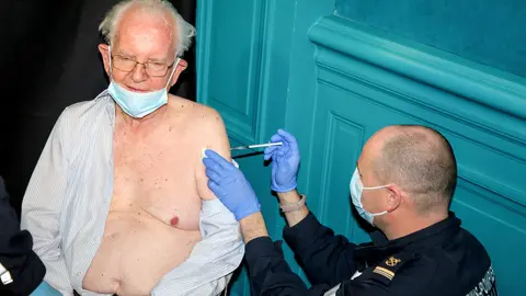 18 January 2021, France, Marseille: A man receives his first injection of the Pfizer/BioNtech coronavirus vaccine at the vaccination centre in the town hall. Photo: Denis Thaust/SOPA Images via ZUMA Wire/dpa