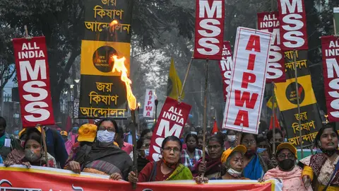 18 January 2021, India, Kolkata: Women of All India Kisan Sangarsh Coordination Committee hold lanterns and placards as they take part in a rally on the Women's farmers day, in support of the ongoing farmers protests against the government's new agriculture laws. Photo: Debarchan Chatterjee/ZUMA Wire/dpa