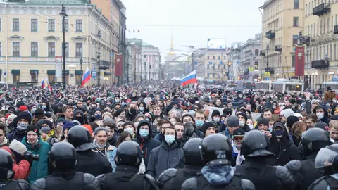23 January 2021, Russia, Saint Petersburg: Anti-riot police officers confront protesters during a demonstration against the detention of the Russian opposition leader Alexei Navalny who was arrested on his return to Russia from Germany. Photo: Sergei Mikhailichenko/SOPA Images via ZUMA Wire/dpa