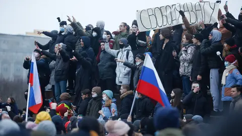 23 January 2021, Russia, Saint Petersburg: Protesters chant slogans during a demonstration against the detention of the Russian opposition leader Alexei Navalny who was arrested on his return to Russia from Germany. Photo: Sergei Mikhailichenko/SOPA Images via ZUMA Wire/dpa