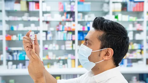 28 January 2021, United Kingdom, London: Pharmacist Bhaveen Patel draws up a dose of the Oxford/AstraZeneca COVID-19 vaccine in preparation for coronavirus vaccinations during a clinic held at Junction Pharmacy. The roll out of the vaccination programme continues as the Government targets vaccinating the 15 million in the most vulnerable groups by mid-February. Photo: Dominic Lipinski/PA Wire/dpa
