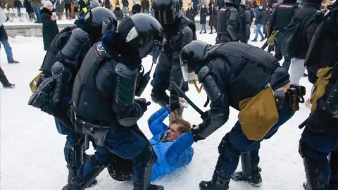31 January 2021, Russia, Saint Petersburg: Russian Police officers detain a protester during a demonstration against the detention of the Russian opposition leader Alexey Navalny. Navalny was immediately detained upon his arrival in Moscow earlier this month after receiving treatment in Germany following a near-fatal assassination attempt. Photo: Sergei Mikhailichenko/SOPA Images via ZUMA Wire/dpa