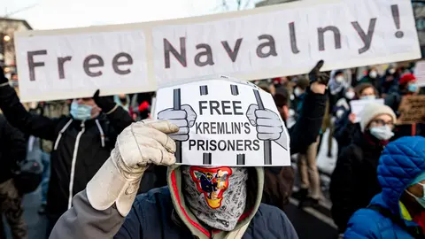 31 January 2021, Berlin: A demonstrator holds a sign reading "Free Kremlin's Prisoners" during a demonstration against the detention of Russian opposition leader Alexei Navalny. Navalny was immediately detained upon his arrival in Moscow earlier this month after receiving treatment in Germany following a near-fatal assassination attempt. Photo: Fabian Sommer/dpa