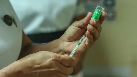 29 January 2021, Sri Lanka, Colombo: A health worker prepares a dose of the Oxford/AstraZeneca coronavirus (COVID-19) vaccine at The National Hospital Colombo. Photo: Pradeep Dambarage/ZUMA Wire/dpa