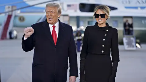 20 January 2021, US, Joint Base Andrews: US President Donald Trump gestures as he arrives with First Lady Melania Trump at a farewell ceremony at Andrews Air Force Base. Trump left Washington ahead of the inauguration of President-elect Joe Biden. Photo: -/EUROPA PRESS/dpa