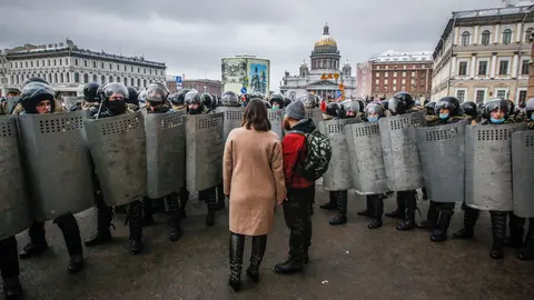 FILED - 31 January 2021, Russia, Saint Petersburg: A couple stands in front of Russian National guard officers who are blocking a street during a demonstration against the detention of the Russian opposition leader Alexey Navalny. Navalny was immediately detained upon his arrival in Moscow earlier this month after receiving treatment in Germany following a near-fatal assassination attempt. Photo: Sergei Mikhailichenko/SOPA Images via ZUMA Wire/dpa