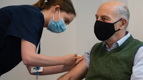 06 February 2021, United Kingdom, Moreton-In-Marsh: American-British Broadcaster and author Loyd Grossman receives an injection of the Oxford AstraZeneca Coronavirus (Covid-19) vaccine at North Cotswold Hospital. Photo: Jacob King/PA Wire/dpa