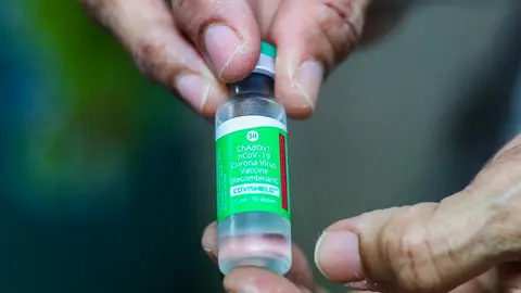 29 January 2021, Sri Lanka, Colombo: A health worker holds a vial of Oxford/AstraZeneca coronavirus (COVID-19) vaccine dose at The National Hospital Colombo. Photo: Pradeep Dambarage/ZUMA Wire/dpa