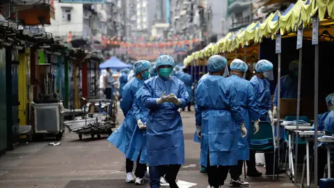 23 January 2021, China, Hong Kong: Medical team work at Temple Street on Yau Tsim Mong district where unprecedented lockdown has been declared early this morning by Hong Kong government in order to carry out compulsory coronavirus (Covid-19) testing in the designated zone. Photo: Liau Chung-Ren/ZUMA Wire/dpa