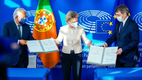 HANDOUT - 12 February 2021, Belgium, Brussels: European Parliament President David Sassoli (R), Portuguese Prime Minister Antonio Costa (L) and European Commission President Ursula von der Leyen pose for a photo after they signed the Recovery and Resilience Facility (RRF) agreement in Brussels. Photo: Daina Le Lardic/European Parliament/dpa - ATTENTION: editorial use only and only if the credit mentioned above is referenced in full