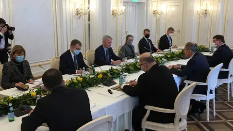 The Foreign Ministers of Russia and Finland, with their teams, in Saint Petersburg. Photo: @ulkoministerio/Twitter.
