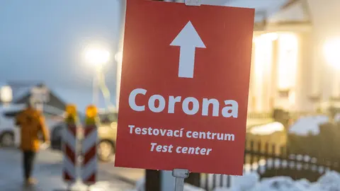 A sign reading "Corona" stands in front of a Corona test station on the German-Czech border. Photo: Armin Weigel/dpa.