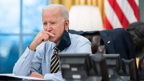 President Joe Biden gets briefed by Liz Sherwood Randall, Julie Rodriguez and participates in a conference phone call with governors affected by the snow storm in the middle of the country in the Oval Office, February 16, 2021, in Washington. Photo: White House/ZUMA Wire/dpa