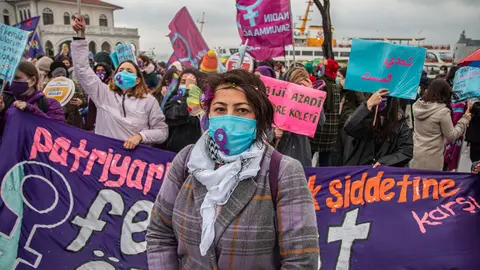 06 March 2021, Turkey, Istanbul: Protesters take part in a demonstration ahead of International Women's Day and to condemn violence against women. Photo: Tunahan Turhan/SOPA Images via ZUMA Wire/dpa