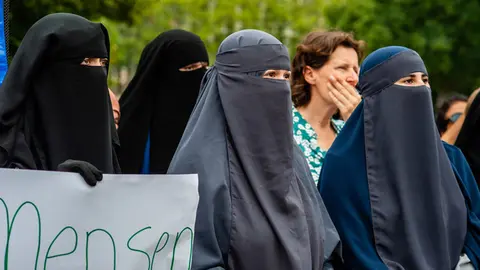 FILED - Women with uncovered faces take part in a protest after The Netherlands approves a limited ban on 'face-covering clothing', this law includes also niqabs and burqas. Photo: Ana Fernandez/SOPA Images via ZUMA Wire/dpa