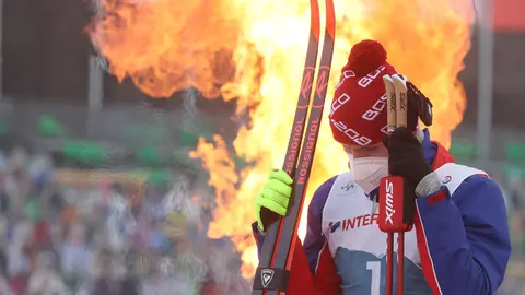 07 March 2021, Bavaria, Oberstdorf: Runner-up Alexander Bolshunov from Russia reacts on the podium during the award ceremony of the men's 50 kilometre classical mass start event at the FIS Nordic World Ski Championships in Oberstdorf. Photo: Karl-Josef Hildenbrand/dpa