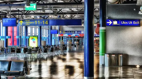 A view of the interior of the Oulu airport. Photo: David Mark/Pixabay/file photo.
