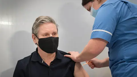 14 March 2021, United Kingdom, London: UK Labour leader Sir Keir Starmer receives his first dose of the AstraZeneca coronavirus vaccine at the Francis Crick Institute. Photo: Stefan Rousseau/PA Wire/dpa