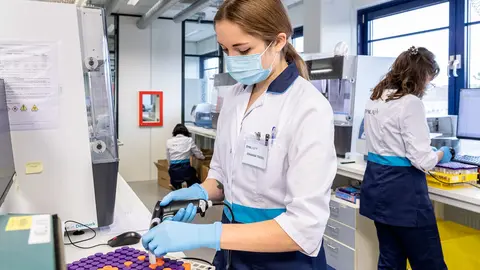 A health worker in a laboratory in the Helsinki region. Photo: @HUS.