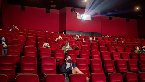 15 March 2021, US, Burbank: People watch a movie at the AMC Burbank 16 movie theatre after theatres were allowed to reopen in Los Angeles County from 15 March 2021 as lockdown restrictions were eased. Photo: Hans Gutknecht/Orange County Register via ZUMA/dpa