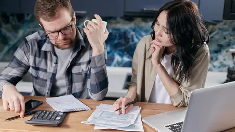 Debt bills entrepreneurs bankruptcy. Photo by Mikhail Nilov/Pexels.