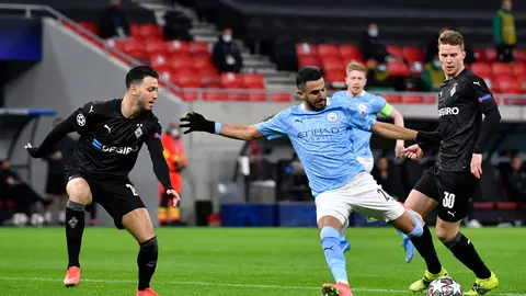 16 March 2021, Hungary, Budapest: Manchester City's Riyad Mahrez and Gladbach's Nico Elvedi (R) in action during the UEFA Champions League round of 16 second leg soccer match between Manchester City and Borussia Moenchengladbach at Puskas Arena. Photo: Marton Monus/dpa