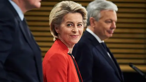 HANDOUT - 17 March 2021, Belgium, Brussels: European Commission President Ursula von der Leyen (C) attends a press conference on the Commission's response to COVID-19 and the EU new vaccine certificate. The European Commission on Wednesday proposed the introduction of a vaccine certificate - the Digital Green Certificate - which would be recognized by all 27 member states. Photo: Etienne Ansotte/European Commission/dpa - ATTENTION: editorial use only and only if the credit mentioned above is referenced in full