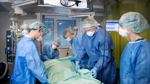 HUS doctors treat a coronavirus patient. Photo: @HUS.